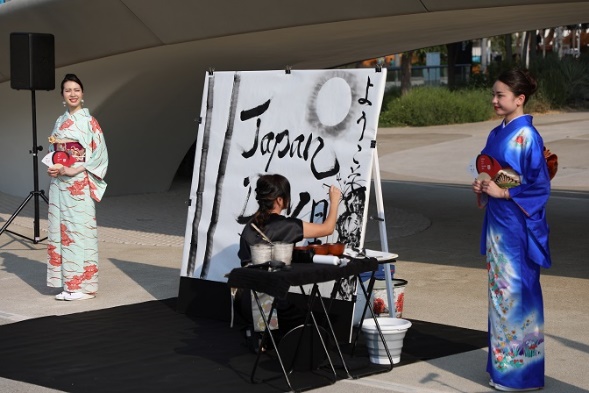 Sea Plazaで行われたウェルカム催事では、日本伝統文化「書道」と、東洋伝統絵画「水墨画」が融合した現代アートパフォーマンスショーを実施。 着物を着たモデルも登場し、会場を盛り上げました。