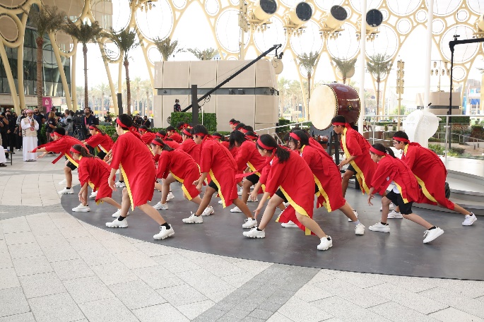 公式式典の中の文化公演。ドバイの日本人学校の生徒たちが「南中ソーラン」を踊りました。