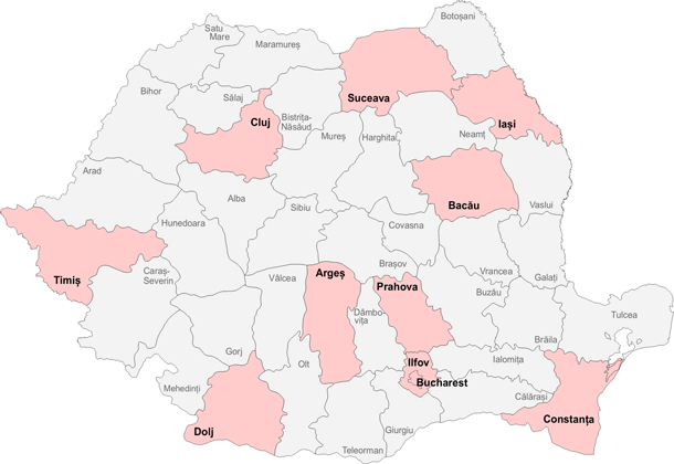 ルーマニアの地図：首都ブカレストはルーマニアの南東部にあります。ブカレストとそれをドーナツ状に囲むイルフォブ県に全人口の11.9％が集中しています。その他、人口の多い上位9県の位置関係は次のとおりです。南東部：プラホバ県、コンスタンツァ県　南西部：ドルジ県　南部：アルジェシュ県　北西部：クルージュ県、ティミシュ県　北東部：スチャバ県、ヤシ県、バカェウ県