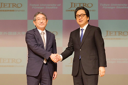 握手を交わすジェトロ石毛理事長と東京外国語大学立石学長
