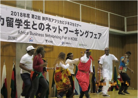 写真　交流会でダンスを披露する留学生（神戸市提供）