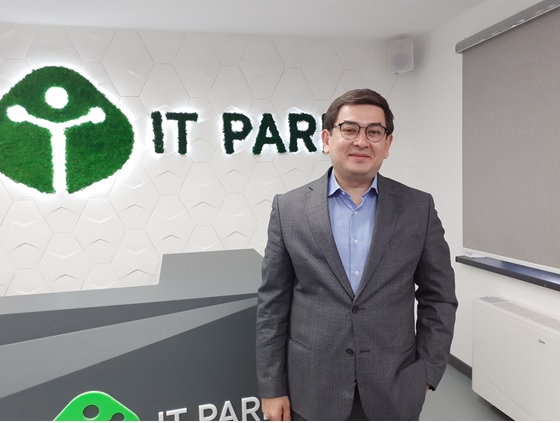 写真　ITパークのファルホド・イブラキモフ代表。日本のスタートアップとの協力にも関心（ジェトロ撮影）