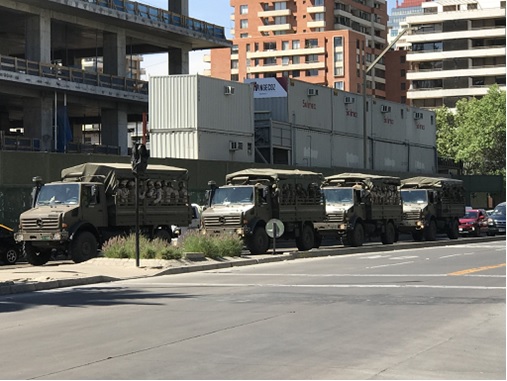 写真　サンティアゴ中心地に派遣される軍部隊（10月21日、ジェトロ撮影）