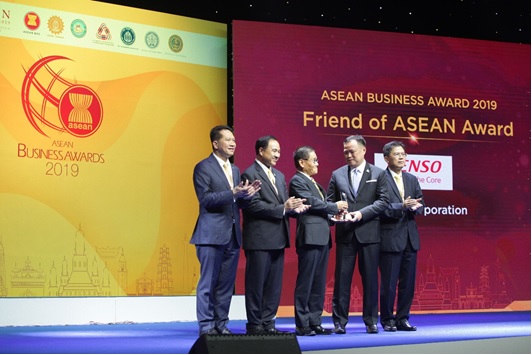 写真　フレンド・オブ・ASEAN賞を受賞するデンソー・インターナショナル・アジアの桑村信吾社長（中央）〔ASEANビジネス諮問会議（ASEAN－BAC）提供〕