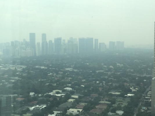 写真　火山灰が上空を覆うマニラ首都圏の様子（1月13日、ジェトロ撮影）