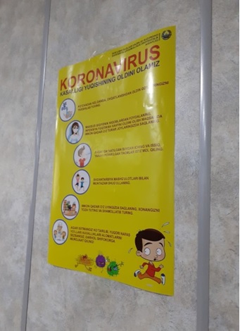 写真　タシケント空港に掲示された新型コロナウイルス感染防止を呼び掛けるポスター（ジェトロ撮影）