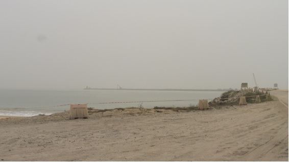 写真　2.5キロの防波堤を備えた建設中の貨物港（ジェトロ撮影）