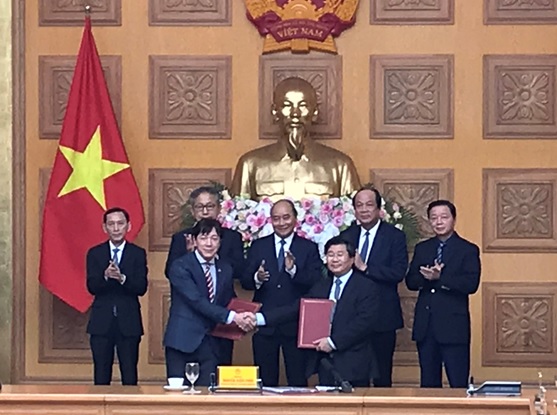 写真　ベトナム外国投資庁とジェトロの協力覚書締結の様子（ジェトロ撮影）