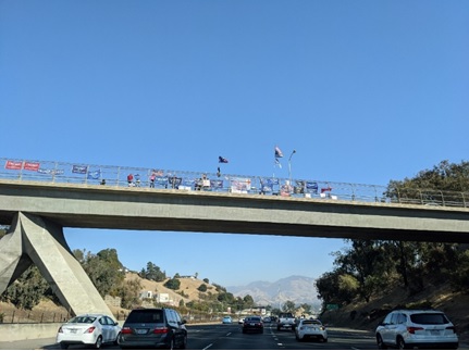 写真　ベイエリアの高速24号線上の陸橋で旗や横断幕を出すトランプ氏の支持者（ジェトロ撮影）
