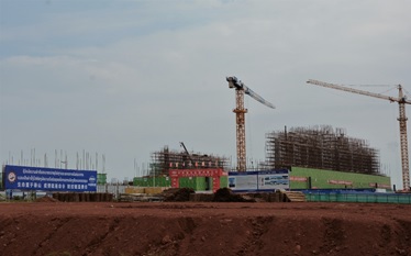 写真　駅舎の建設が進むビエンチャン駅の様子（10月30日、ジェトロ撮影）