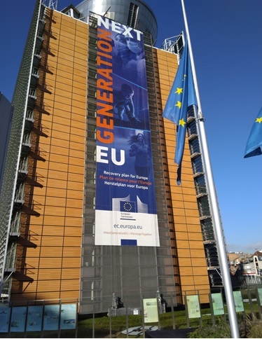 写真　復興基金「次世代のEU」を紹介する欧州委員会のバナー（ジェトロ撮影）