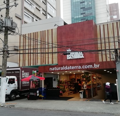 写真　サンパウロ市内にあるオルチフルーチ・ダ・テハの店舗、ナチュラル・ダ・テハ（ジェトロ撮影）