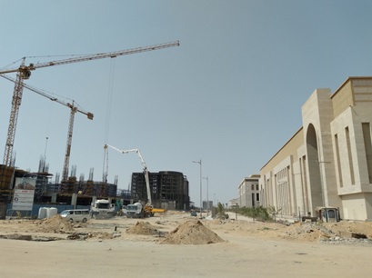 写真　建設が完了した官庁ビル群（右側）（ジェトロ撮影）