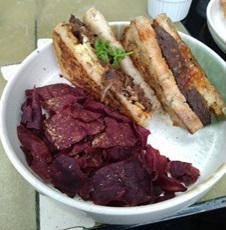 写真　店舗で提供される、代替肉を利用したサンドイッチ（ジェトロ撮影）