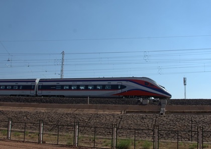 写真　列車（EMU CR200J）の運行の様子（12月3日、ジェトロ撮影）