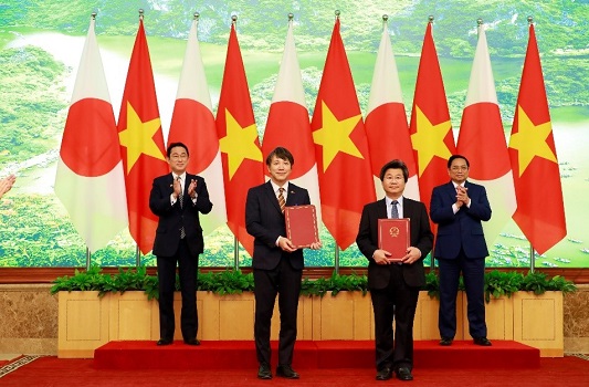 写真　両首相を前にベトナム外国投資庁とジェトロが文書交換（ジェトロ撮影）