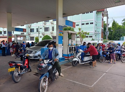 写真　ガソリン不足の中、多くの人が詰めかけた首都のガソリンスタンド（5月9日、ジェトロ撮影）