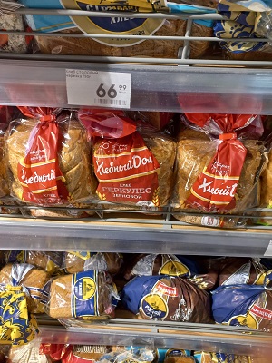 写真　スーパーに陳列されている「フレブニー・ドム」ブランドのパン（上から2段目）（ジェトロ撮影）
