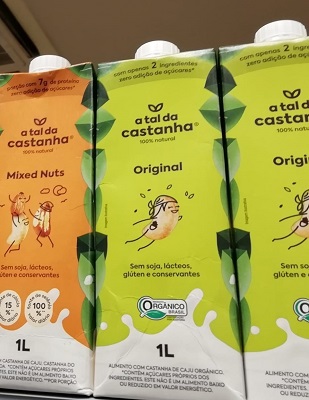 写真　カシューナッツと水だけを原料とするオーガニックの牛乳代替製品「A Tal da Castanha（Original）」（ジェトロ撮影）