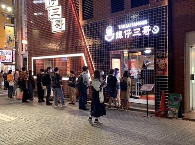 写真　にぎわう新宿中央通り店（5月18日、ジェトロ撮影）
