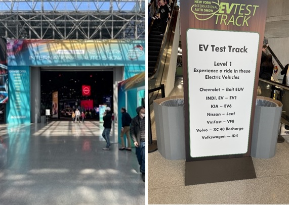 写真　（写真左）会場入り口と（写真右）EV試乗コーナー（ともにジェトロ撮影）