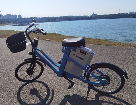 写真　燃料電池搭載の電動アシスト自転車（ジェトロ撮影）
