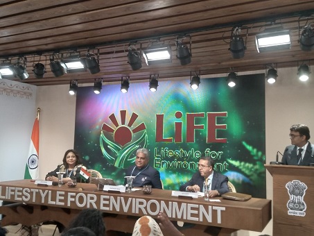 写真　インドパビリオン内ステージで開幕イベントに登壇するヤーダブ環境・森林・気候変動相（中央）（ジェトロ撮影）