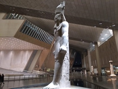 写真　大エジプト博物館（GEM）内の中央ホール（ジェトロ撮影）