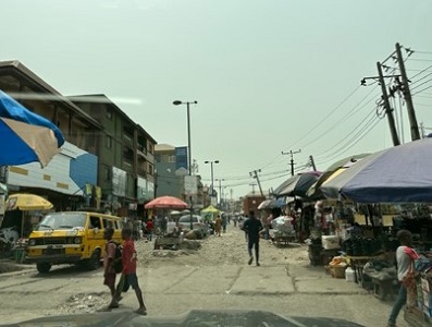 写真　ラゴス島の市場は人通りが少ないが、落ち着いている（ジェトロ撮影）