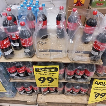 写真　市内のスーパーの店頭にはアゼルバイジャン産のコカ・コーラも並ぶ（ジェトロ撮影）