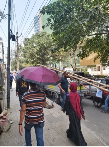 写真　猛暑のため日傘を差す通行人（ジェトロ撮影）