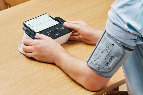 写真　心電計付き上腕式血圧計（通信機能付き）の利用イメージ図（オムロンヘルスケア提供）