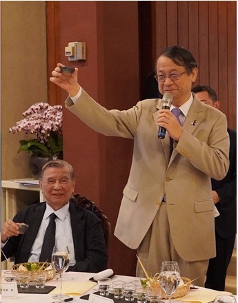 写真　挨拶をする泉代表、左手側は台湾の東元集団会長・黄茂雄氏（日本台湾交流協会台北事務所提供）