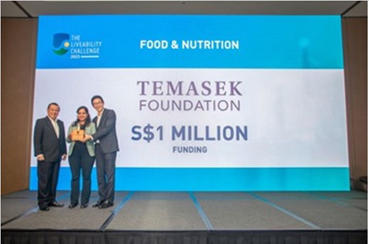 写真　テマセク基金の環境技術公募で100万Sドルの賞金を受賞したティオラの創業者、リシタ・チャンゲデ博士（写真中央、エコ・ビジネス社提供）