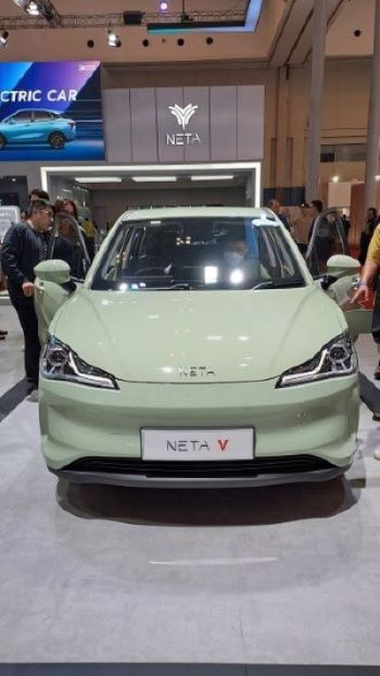 写真　合衆新能源汽車（NETA）が展示した小型EV「NETA V」（ジェトロ撮影）