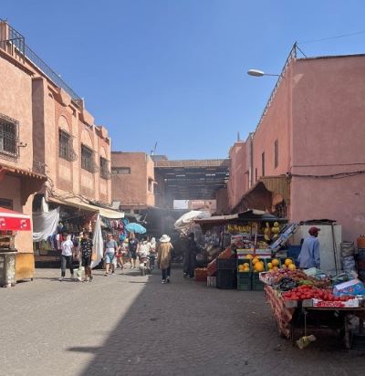 写真　マラケシュ旧市街（メディナ）の入り口（9月19日、ジェトロ撮影）