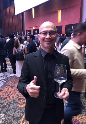 写真　フィリピン・ワイン・マーチャンツで日本産アルコールを担当するレイモンド部長（ジェトロ撮影）