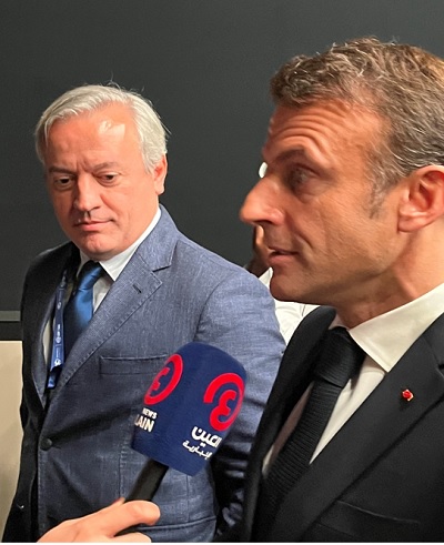 写真　記者会見後にインタビューに答えるフランスのマクロン大統領（ジェトロ撮影）