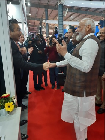 写真　ジャパンパビリオンに立ち寄り鈴木浩駐インド大使と握手するモディ首相（ジェトロ撮影）