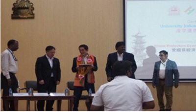 写真　アンナ大学で歓迎を受ける中村知事（左から3人目、ジェトロ撮影）