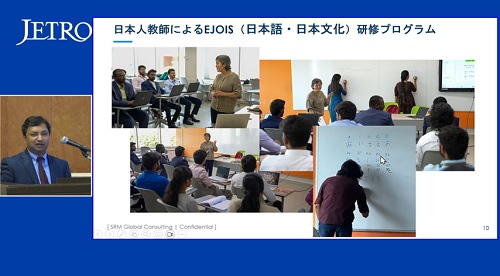 写真　エンジニアの日本語教育の様子を説明するカルナニディ氏（左端、ジェトロ撮影）