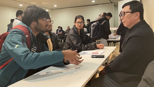 写真　日本企業の担当者（右端）と交流するインド人留学生（ジェトロ撮影）