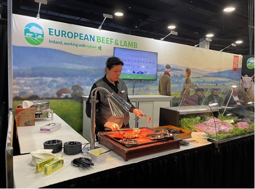 写真　ボードビアのブースでアイルランド産牛肉とラム肉のPR・試食提供（ジェトロ撮影）