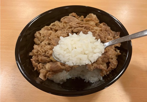写真　牛丼に使用されている日本産米（ゼンショーホールディングス提供）